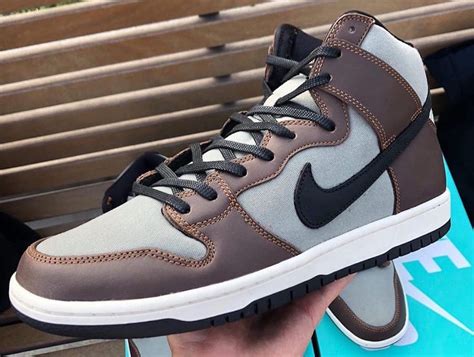 nike shoes with brown stripe